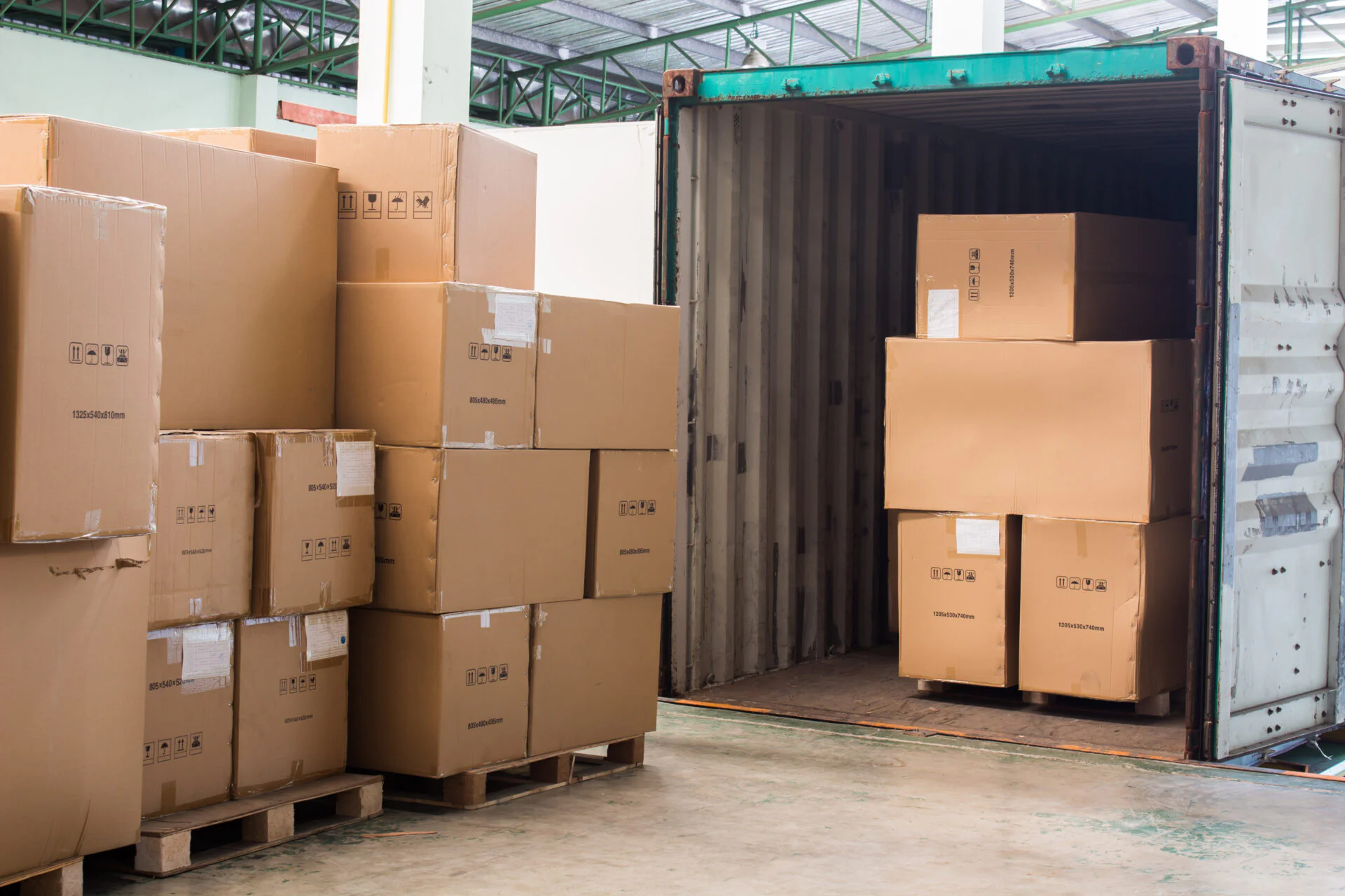 SKUs mistas de artigos para casa em caixas de papelão
