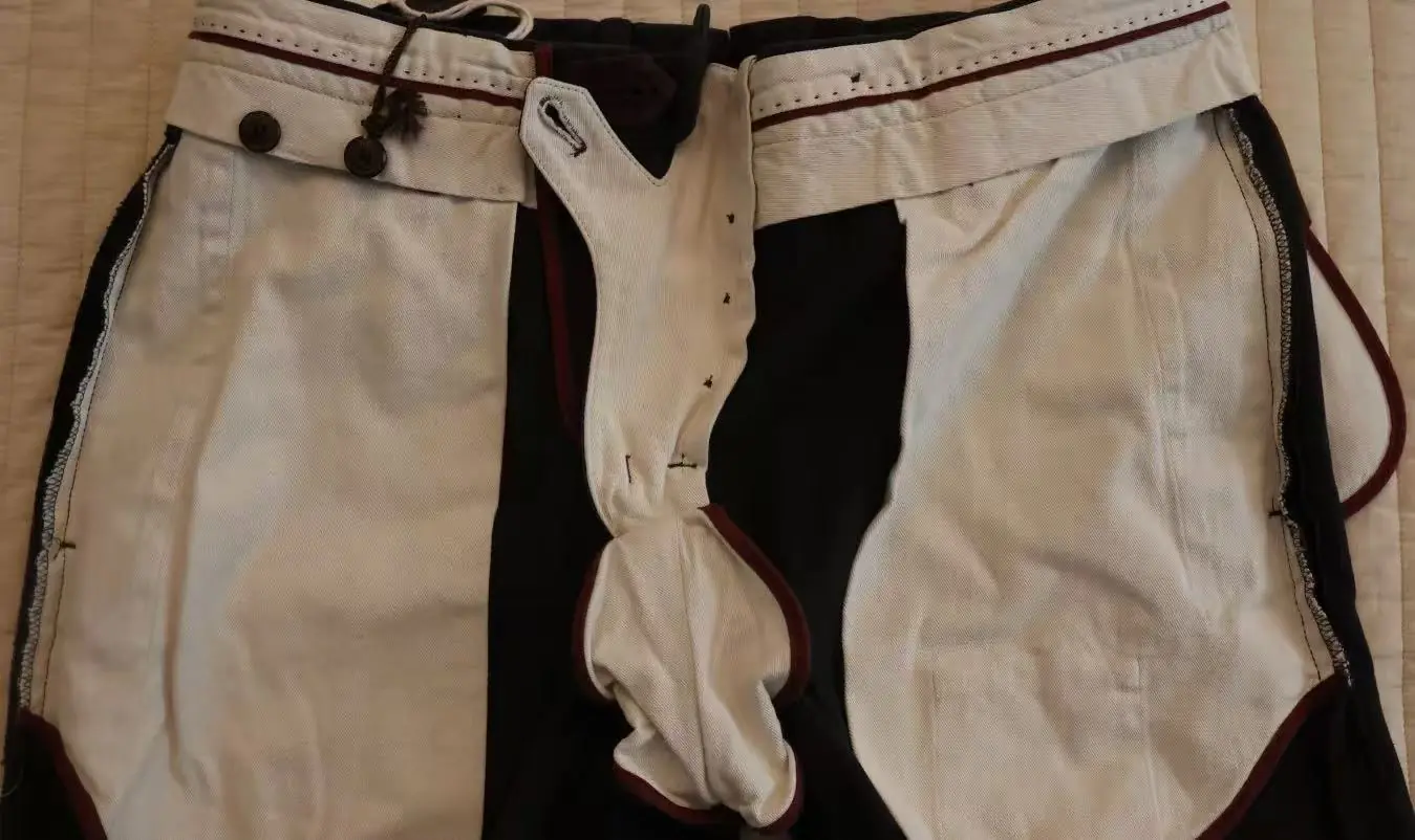 Finely crafted interior of the chino pants (Front)
