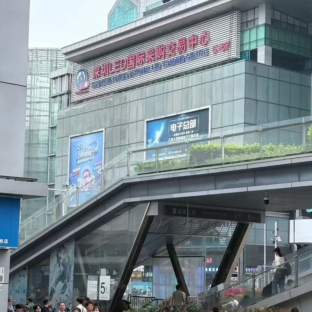 huaqiangbei metro station